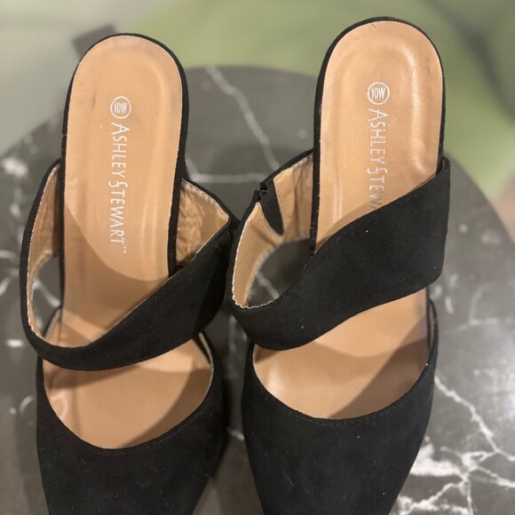 Black Velvet heels. 10W - Picture 3 of 4